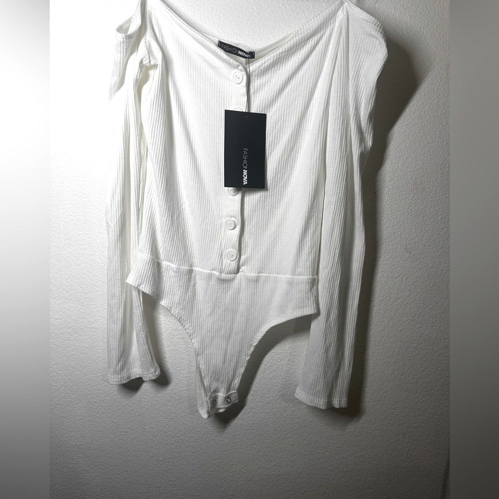 Fashion Nova Off-Shoulder White Bodysuit 🤍💟 size Medium brand new